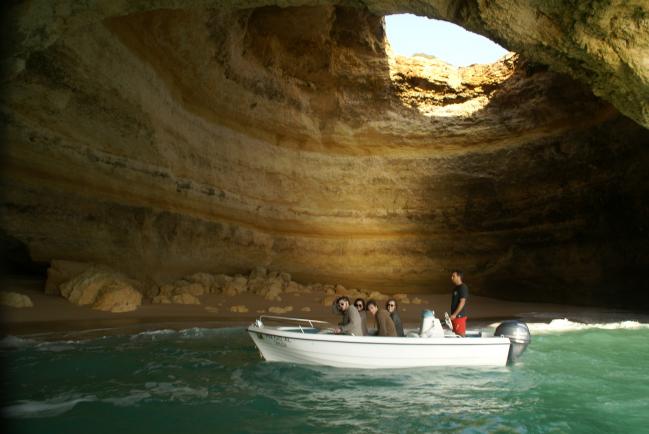 Algar de Benagil, playa lusitana encerrada en una cueva Playas en el mundo